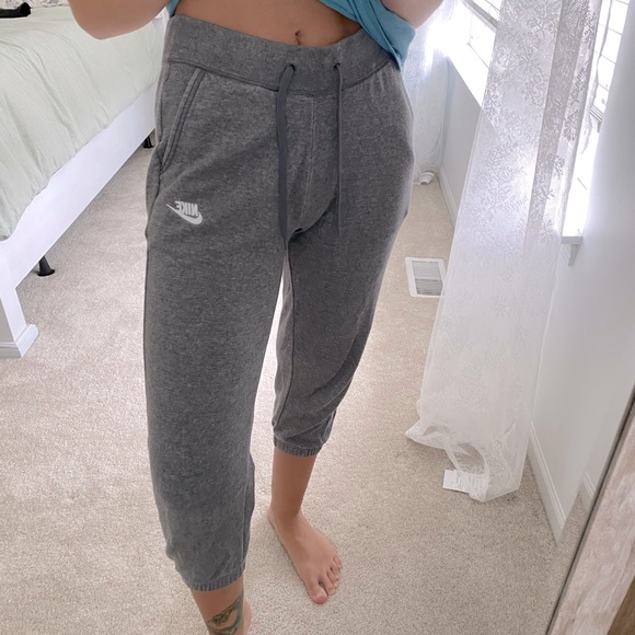 Nike Capris Grey Sweatpants - Picture 4 of 8